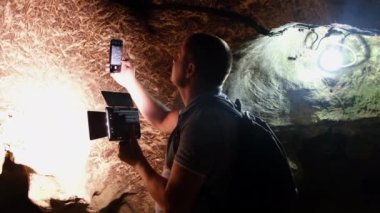 Genç turist bilim adamı mağaranın durumunu araştırıyor..
