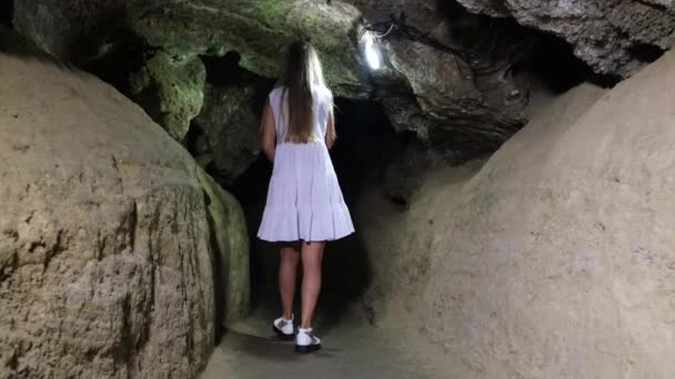 Ένας γεωλόγος μελετά τις ανασκαφές μιας κρυστάλλινης σπηλιάς. — Αρχείο Βίντεο