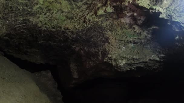 Speleologia, jaskinia, lochy, ciemny tunel, podziemne wykopaliska. — Wideo stockowe