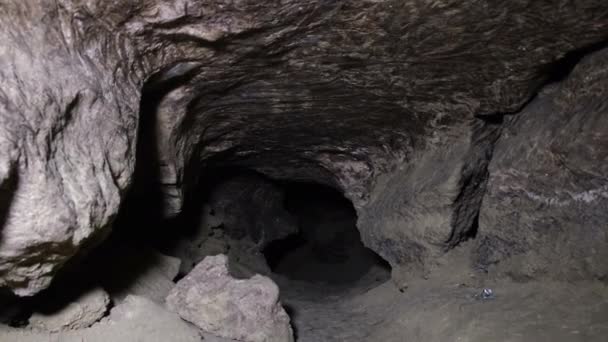 Grotta, sotterraneo. Speleologia, grotta, sotterraneo, tunnel oscuro — Video Stock