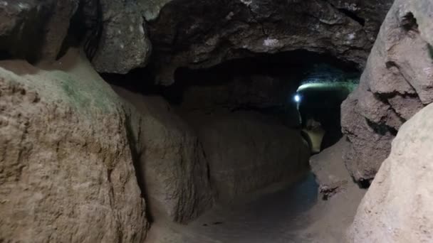 Grot, kerker. Speleologie, grot, kerker, donkere tunnel — Stockvideo