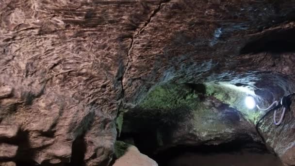 Espeleologia, caverna, masmorra, túnel escuro, escavações subterrâneas. — Vídeo de Stock