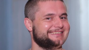 Yarı tıraşlı sakallı mutlu bir adamın portresi.. 