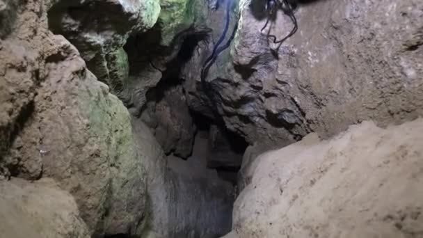 Jeskyně, žalář. Speleology, cave, dungeon, dark tunnel — Stock video