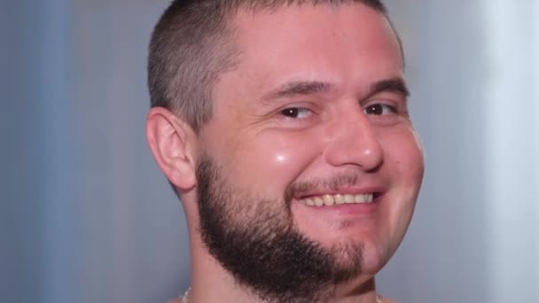 Portret van een vrolijke man met half geschoren gezichtshaar. — Stockvideo