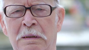 Büyükbabamın yüzü buruşmuş, parkta bir bankta dalgın dalgın oturuyor..