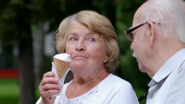 Nonno e nonna mangiano il gelato in un cono — Video Stock