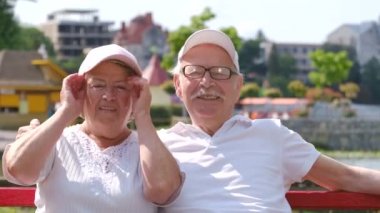 Yaşlı bir çiftin ilk randevusu, emekli aşıklar. Yaşlılıkta aşk.