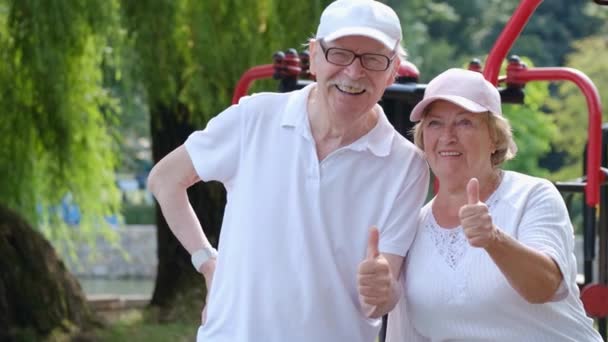 Позитивні і усміхнені пенсіонери, вони показують великі пальці вгору — стокове відео