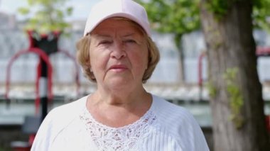 Yaşlı bir büyükanne parkta sabah sporu yaparken konuşuyor..