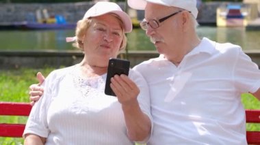 Gülümseyen ve mutlu emekliler New York 'taki Central Park' ta dinleniyorlar