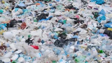 Plastik atıkların çevresel felaketi. Okyanus plajları plastik atıklarla kirlenir.