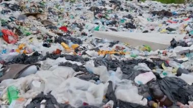Plastik atıklarla dolu bir çöp platformu. Çevre kirliliği kavramı