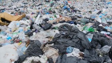 Plastik atıklarla dolu bir çöp platformu. Çevre kirliliği kavramı