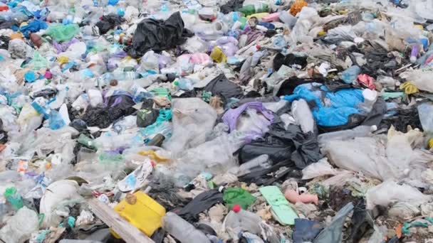 Basura, un montón de bolsas de plástico y botellas. — Vídeos de Stock