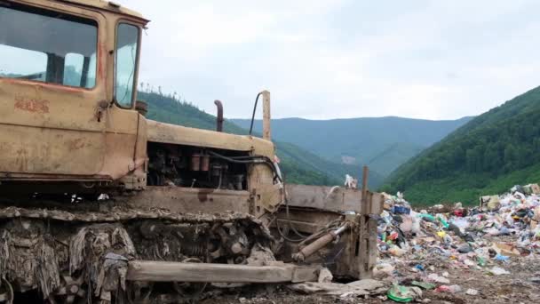 De recyclagefabriek werkt niet. Een ecologische ramp voor de mensheid.. — Stockvideo
