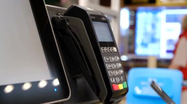 Markette kredi kartıyla ödeme. Kablosuz para aktarımı.