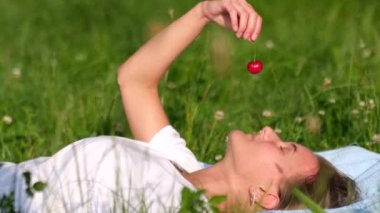 Kırmızı kiraz, dişi bir çiftçinin elinde.