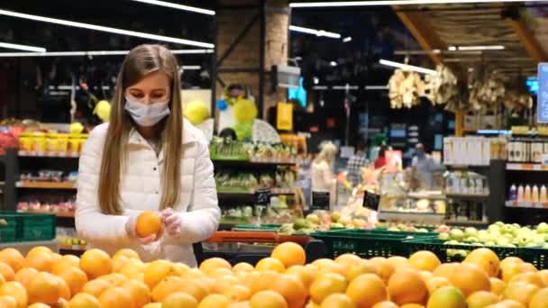 Avrupalı bir kadın meyve pazarından narenciye alır.. — Stok video