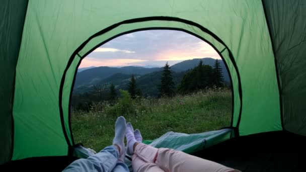 Dağın tepesindeki turist çadırından manzara. — Stok video