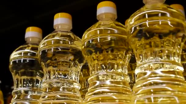 Zbliżenie ręki podnoszącej butelkę oliwy z oliwek w supermarkecie. — Wideo stockowe