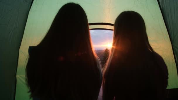 Flickor tittar på solnedgången från ett tältläger i Karpaterna — Stockvideo