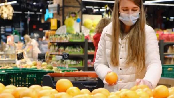 La futura madre compra fruta en el mercado. Alimento saludable. — Vídeos de Stock