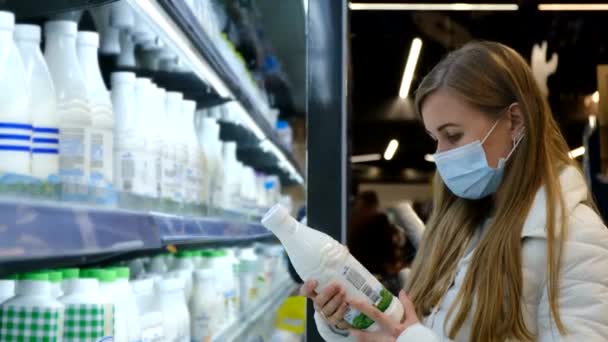 Mujer estudia la composición de la leche — Vídeos de Stock