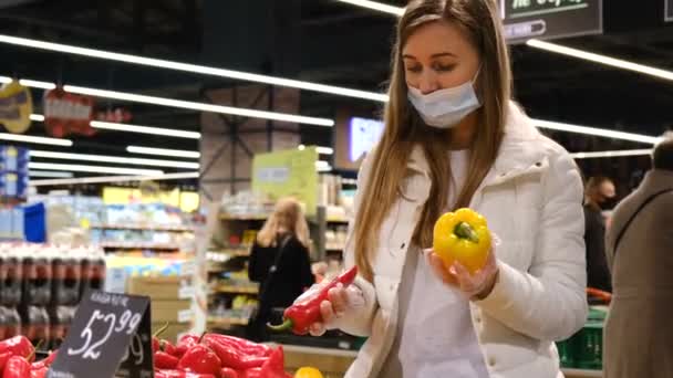 Jovem loira compra legumes no mercado local. — Vídeo de Stock