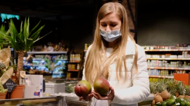 Φρέσκα φρούτα μάνγκο στο σούπερ μάρκετ, φρέσκα βιολογικά μάνγκο — Αρχείο Βίντεο