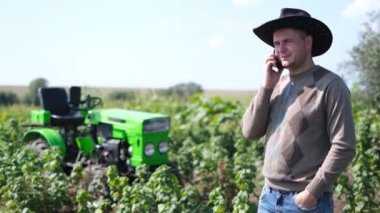 Colorado, ABD 'de bir tarlada çalışan bir çiftçi, akıllı bir telefonla konuşuyor.