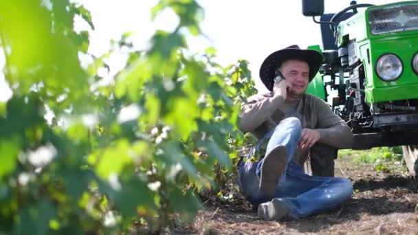 Amerikaanse landbouwgebied in Colorado USA, hij spreekt op een smartphone — Stockvideo