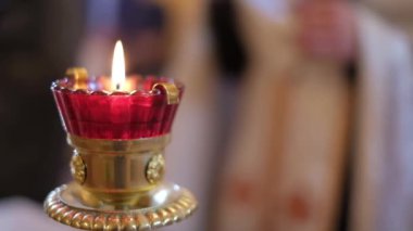 Ortodoks Kilisesi. İkonların önünde yanan kilise lambası.