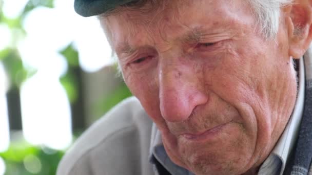 Le pensionné pleure, sa famille lui manque. Le vieux grand-père est seul et déprimé.. — Video