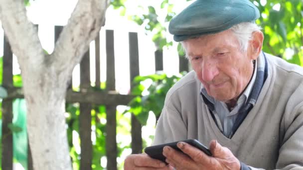 Ältester Großvater der 70er-Jahre ruht im Garten. — Stockvideo