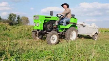  Colorado, ABD 'de patates hasat eden bir çiftçi.