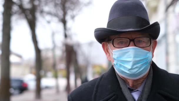 一个戴蓝色防护面具的老人COVID-19大流行病 — 图库视频影像