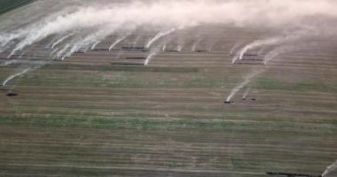 Buğday tarlasında yangın. Sahada çok duman var.