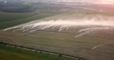 Buğday tarlasında yangın. Sahada çok duman var.