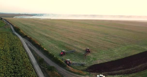 À la campagne. Des tracteurs se préparent à labourer le champ. — Video