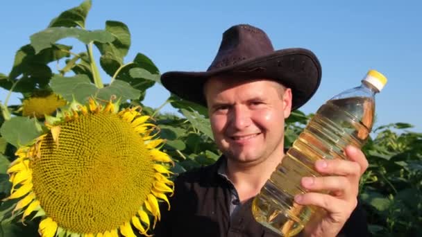 Huile de tournesol dans les mains d'un agriculteur masculin sur le terrain. — Video