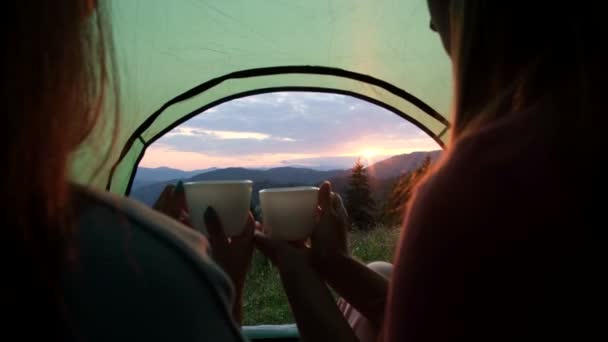 Duas pessoas estavam deitadas numa tenda com vista para as montanhas.. — Vídeo de Stock