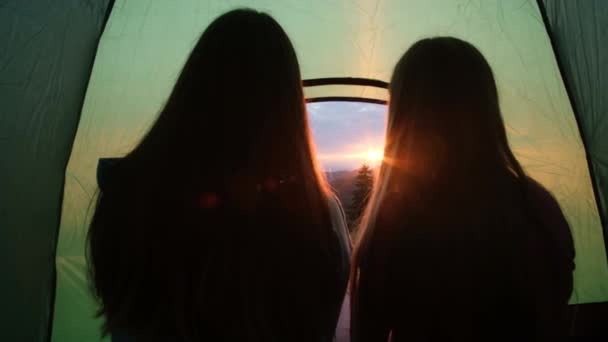 Meninas assistindo o pôr do sol de um acampamento de tendas nos Cárpatos — Vídeo de Stock