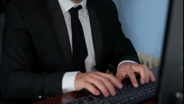 Bardzo wściekły pracownik biurowy, nerwowo bije klawiaturę pięściami i głośno krzyczy. — Wideo stockowe