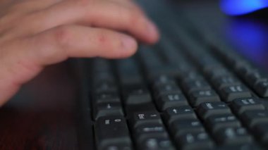 Klavyede yazan ofis çalışanı