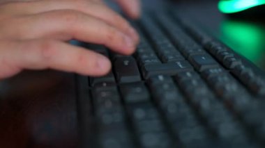 Yakın çekim video, klavyede erkek el yazısı metni.