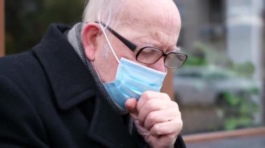 Dedem yüksek sesle öksürüyor. Koronavirüs deltasının tehlikeli bir türü var.