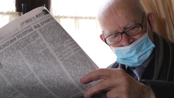 Alter Großvater liest Zeitung im Café. — Stockvideo