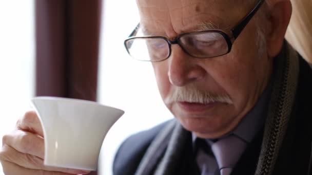 老年人边喝咖啡边看报纸. — 图库视频影像
