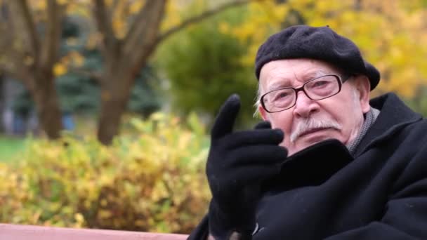 Un anciano italiano señala con el dedo la lente de la cámara. — Vídeos de Stock